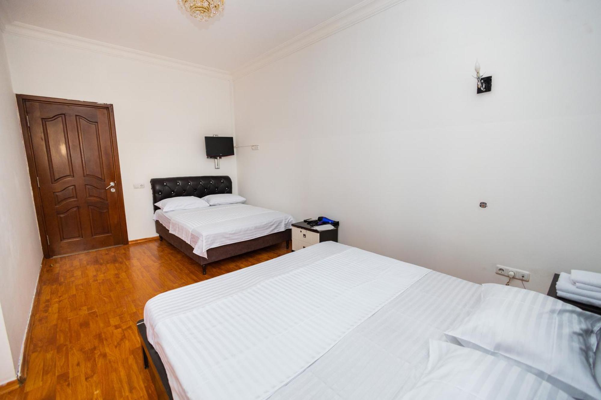 Yan Hotel Jerevan Buitenkant foto