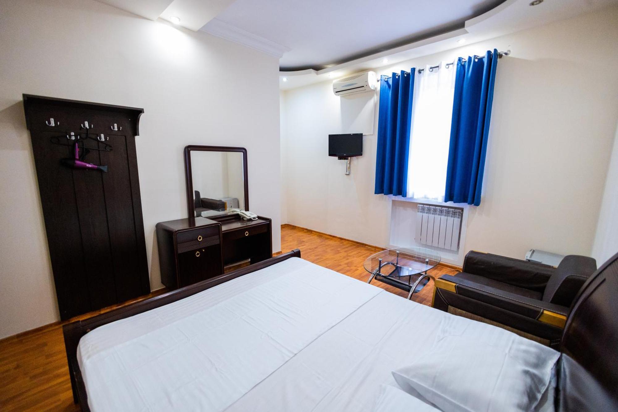 Yan Hotel Jerevan Buitenkant foto