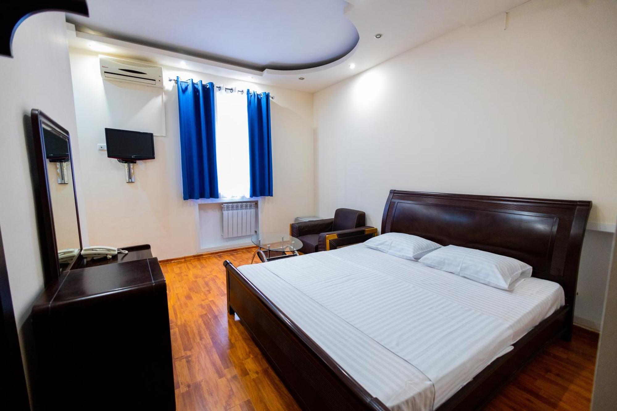 Yan Hotel Jerevan Buitenkant foto