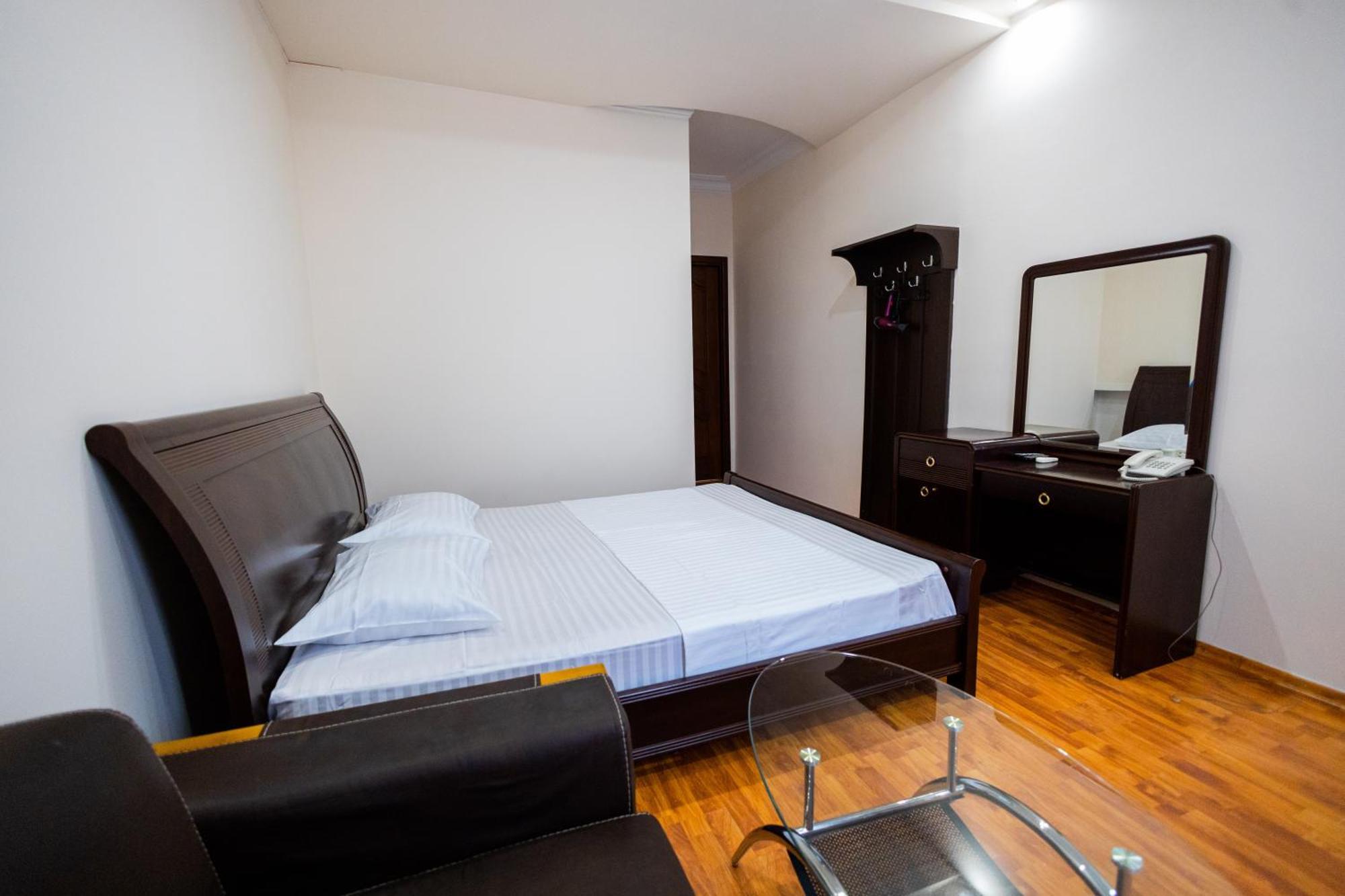 Yan Hotel Jerevan Buitenkant foto