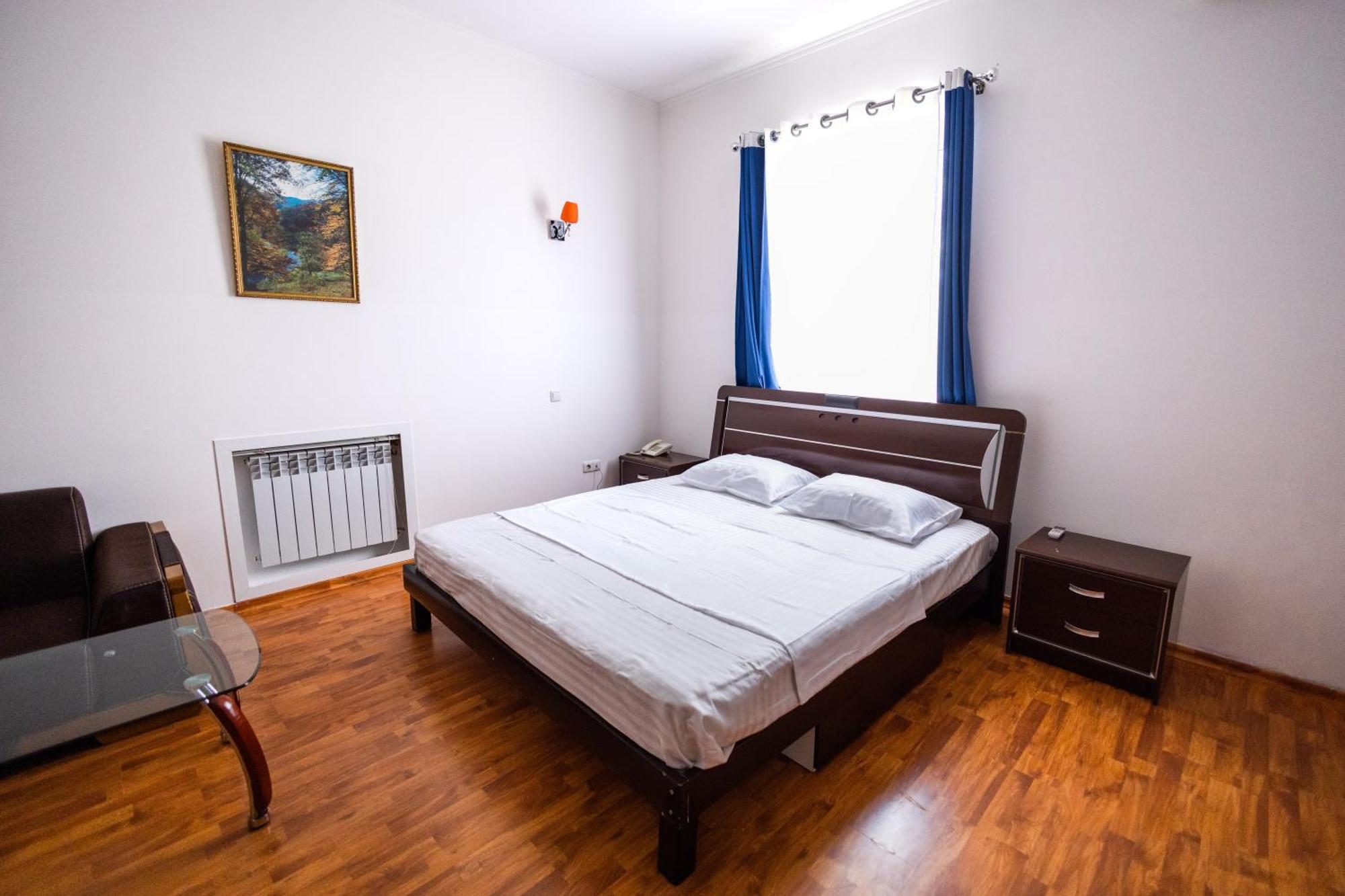 Yan Hotel Jerevan Buitenkant foto